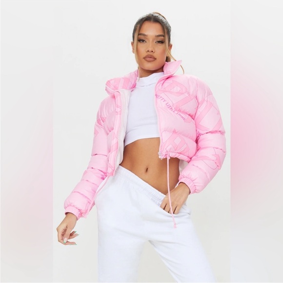 PrettyLittleThing Jackets & Blazers - PRETTYLITTLETHING Pink Tonal Logo Cropped Puffer